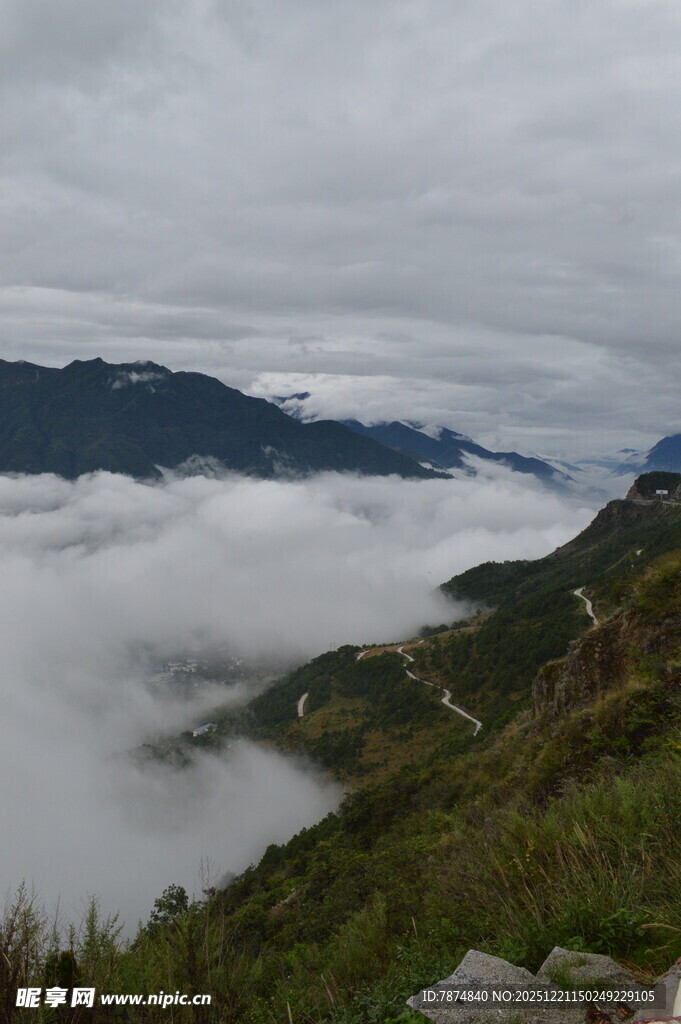 山间云海缭绕的壮美景色