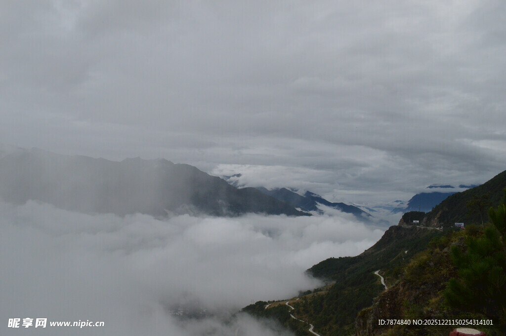 云雾缭绕的壮美山间景色