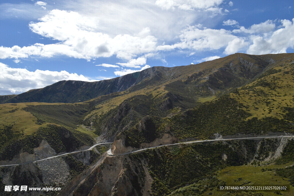 高山悬索桥壮美风光