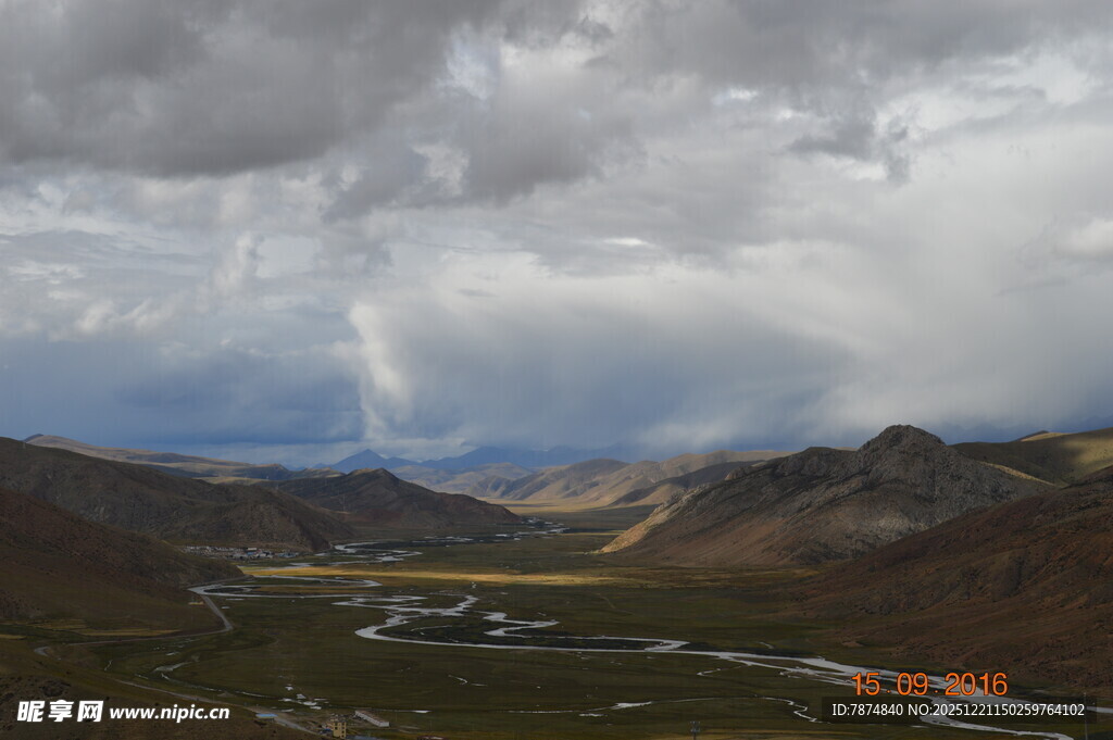 山间云雾缭绕的壮美风光