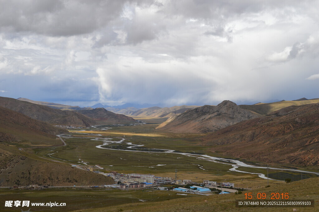 山间河谷壮丽自然景观
