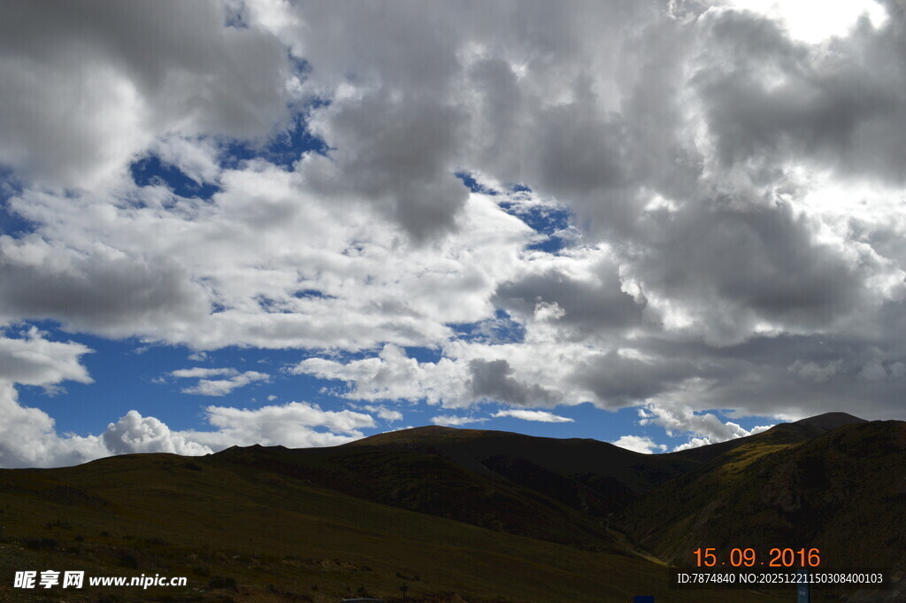 高原上空的壮丽云层景观