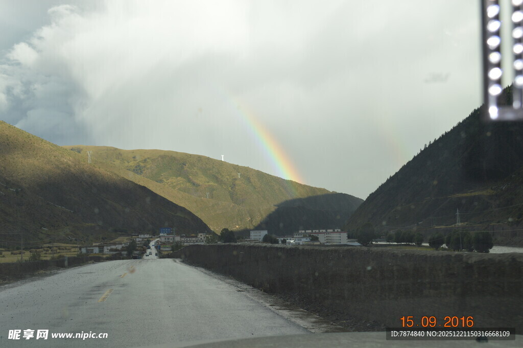 山间公路现绚丽彩虹