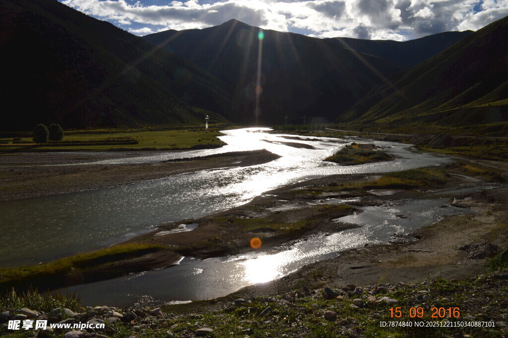 山间河流映着天光美景