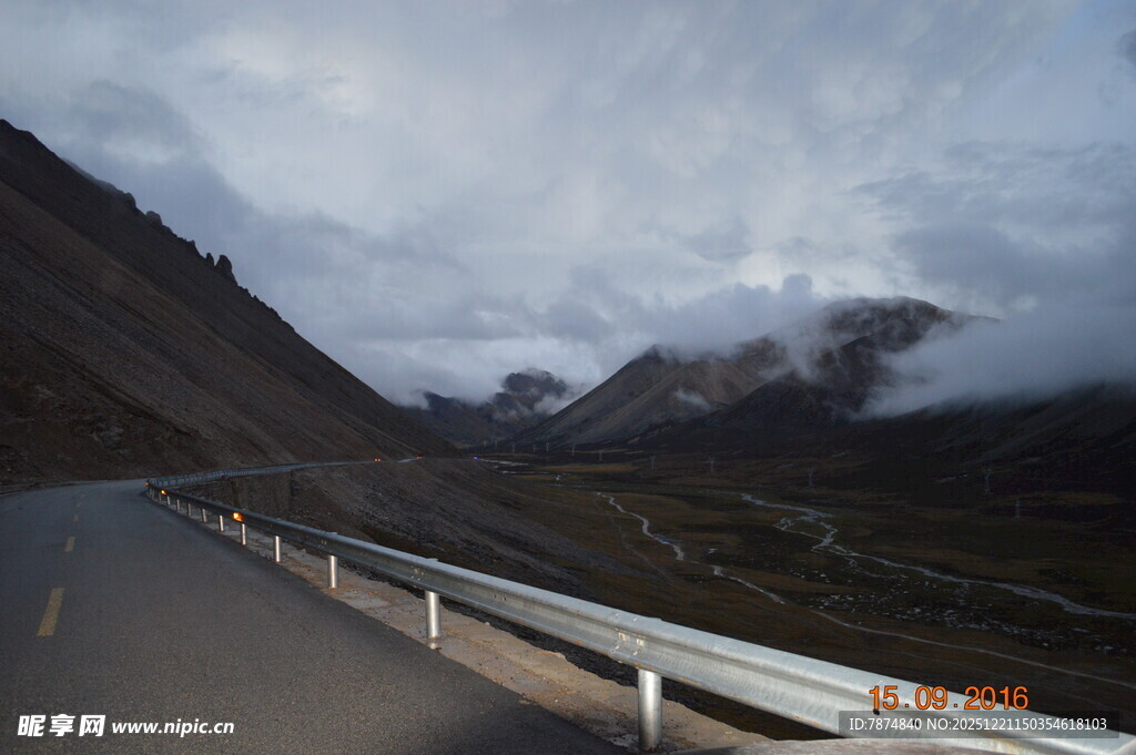 山间公路云雾缭绕美景