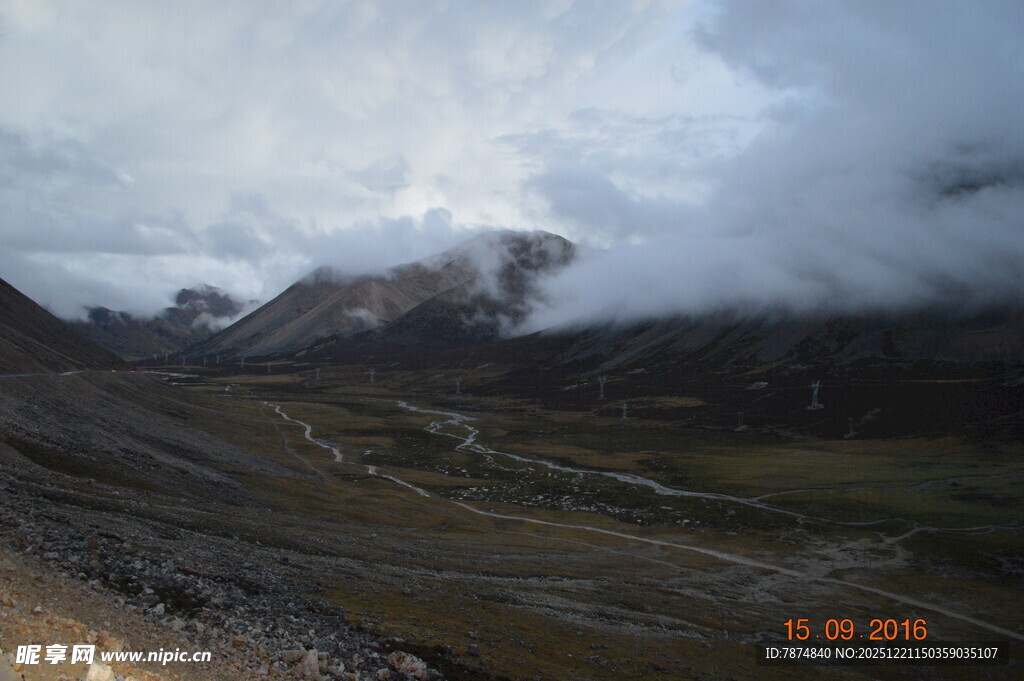 云雾缭绕的山间美景