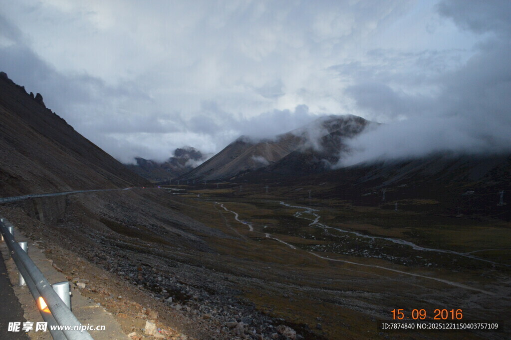 山间公路云雾缭绕美景