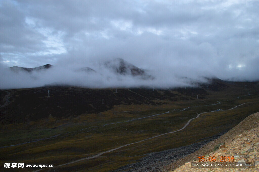云雾缭绕的山间美景