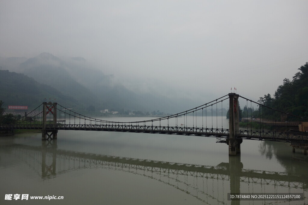 雾中河畔吊桥风景