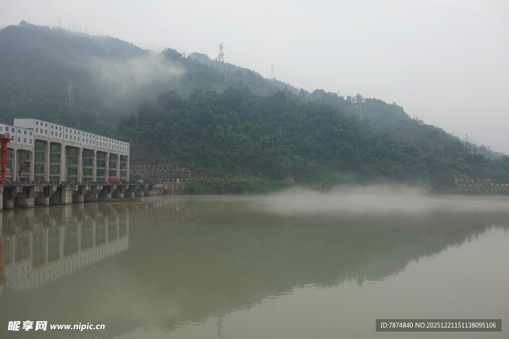 雾中水库建筑倒影美景