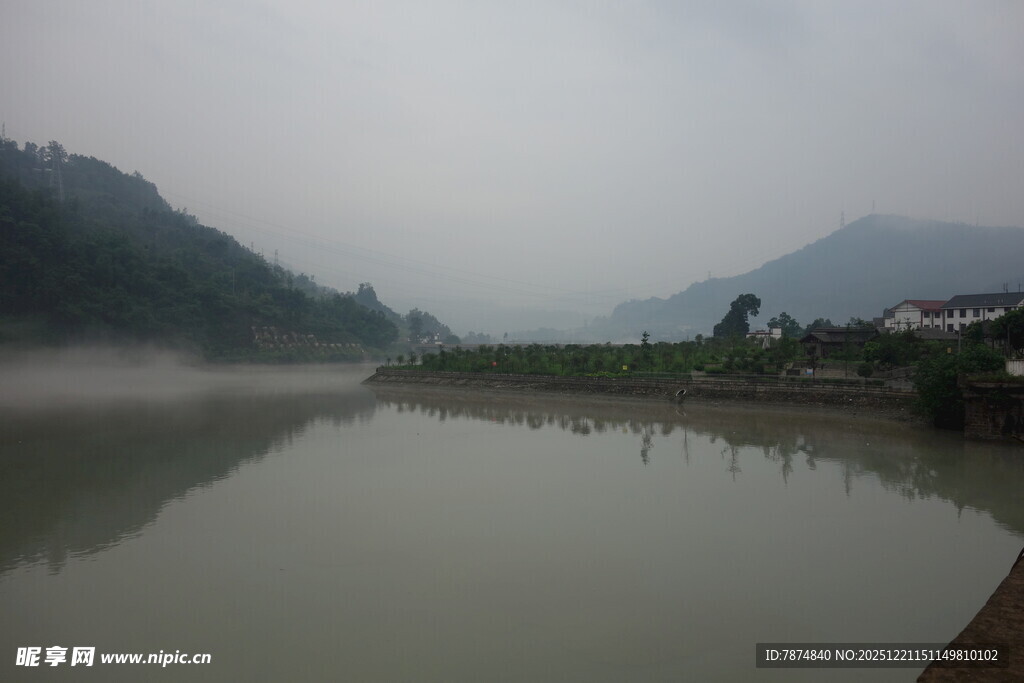 雾中河畔景色