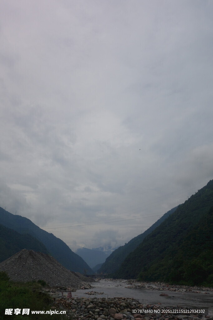 山间河谷 云雾缭绕之景