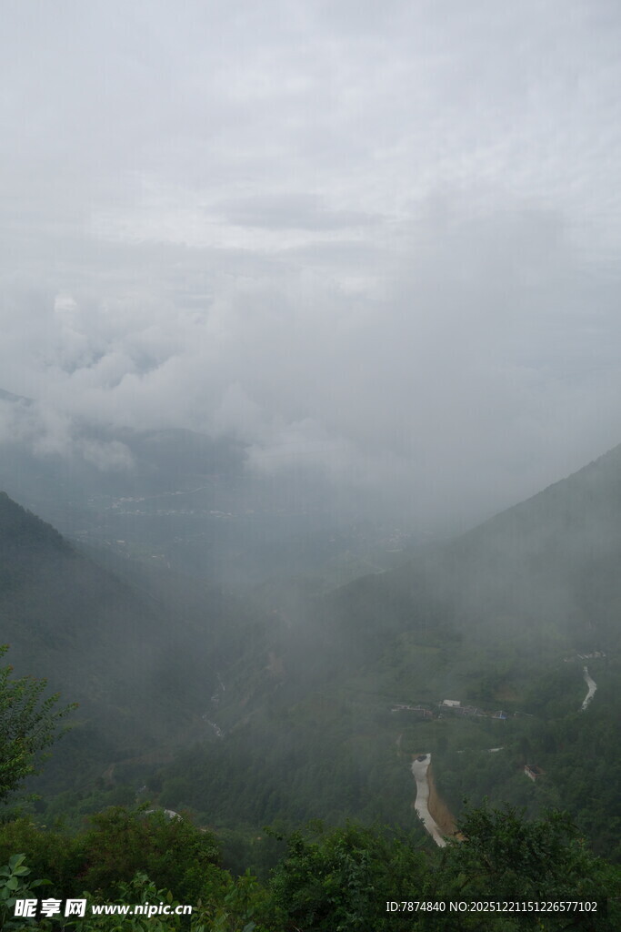 云雾缭绕的山间景色