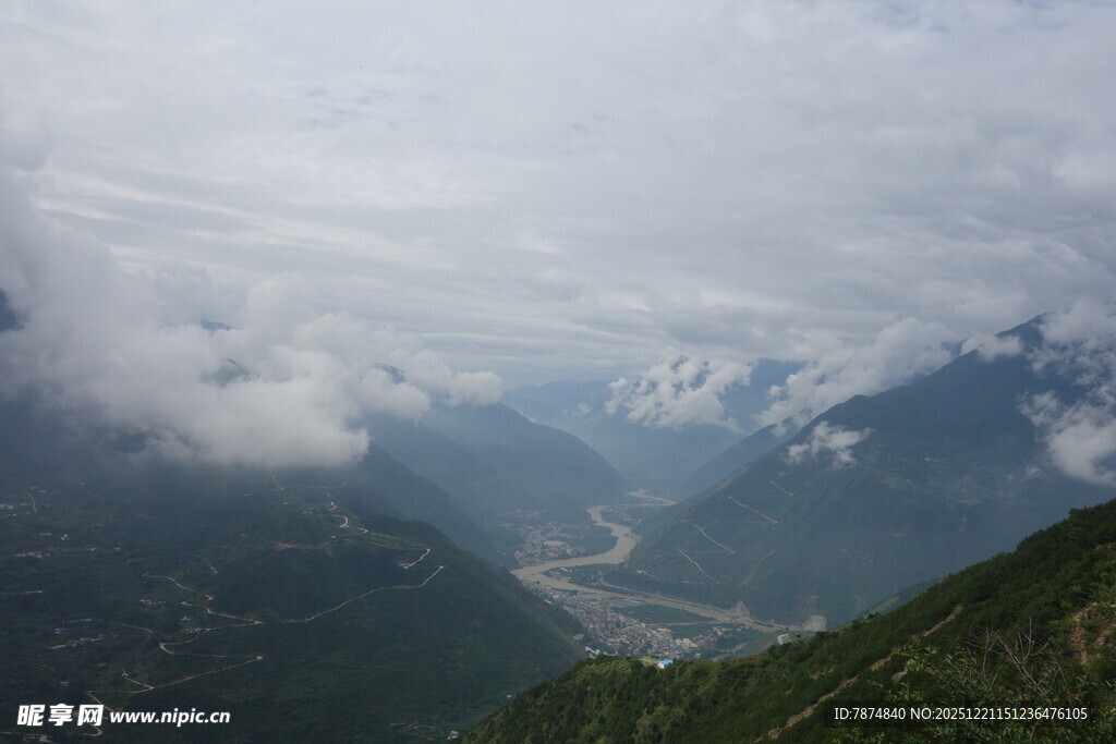 云雾缭绕的壮美山谷景色