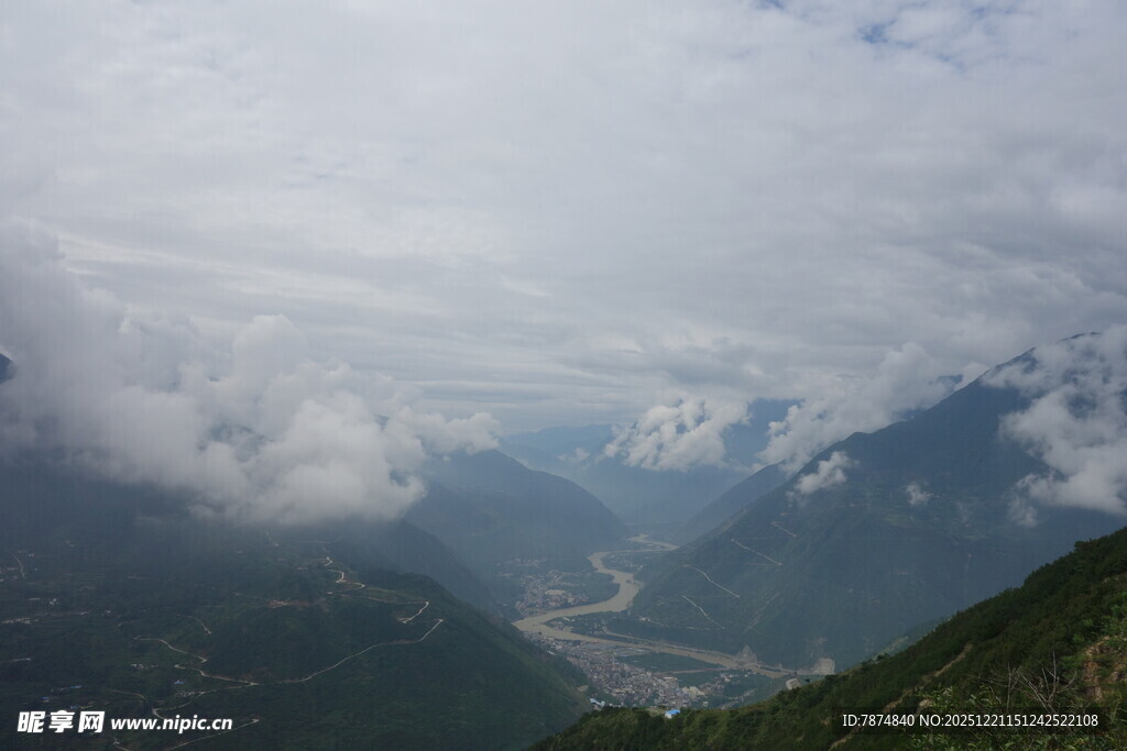 云雾缭绕的山间壮丽景观