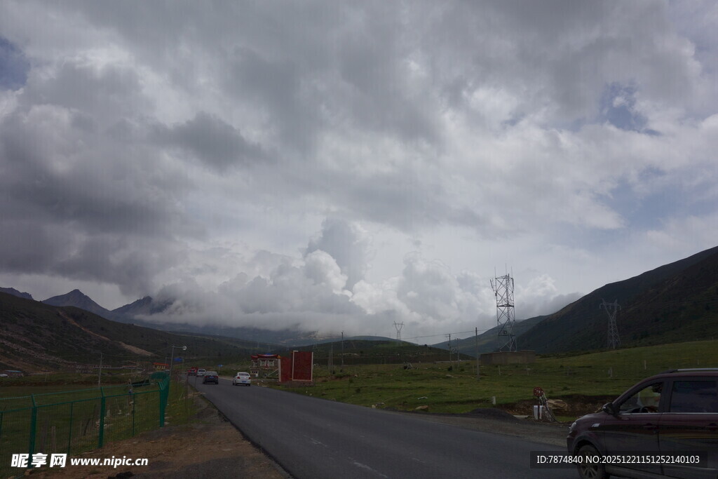 公路上的多云天气景象