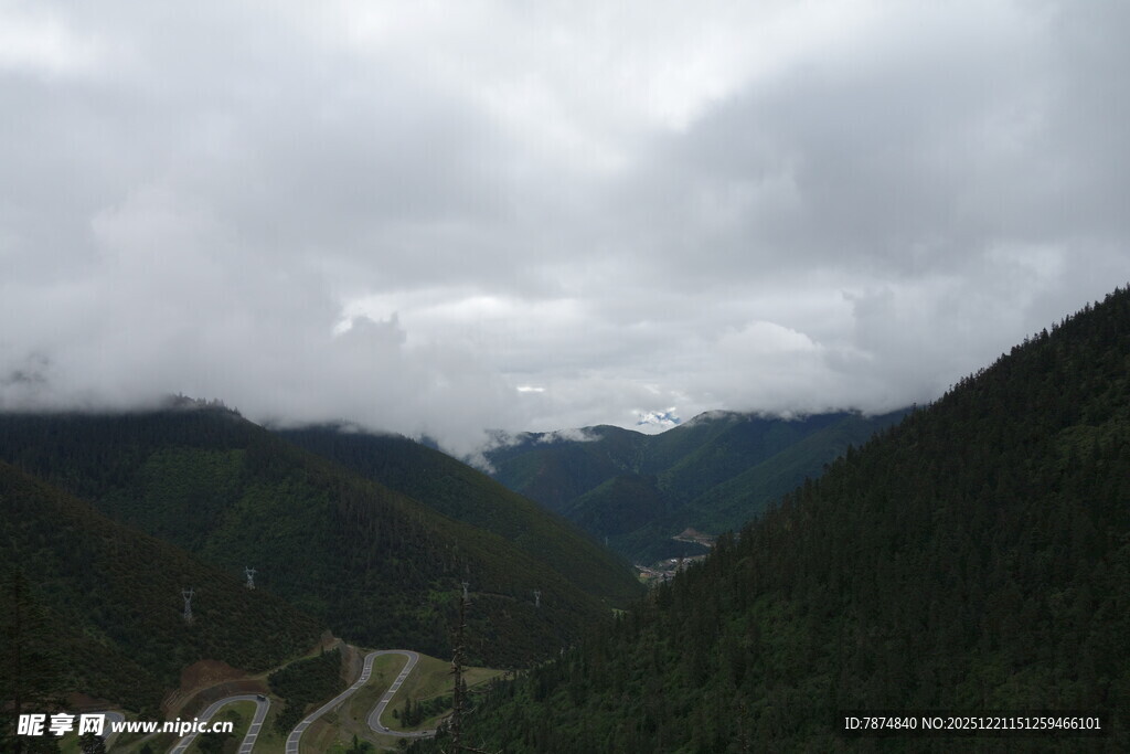 云雾缭绕的山间公路