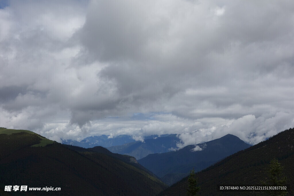 云雾缭绕下的壮美山峦