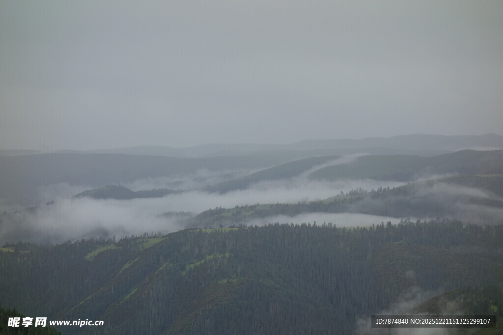 山间云雾缭绕的壮美景色