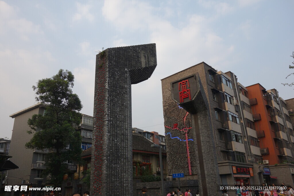 城市中的独特雕塑建筑