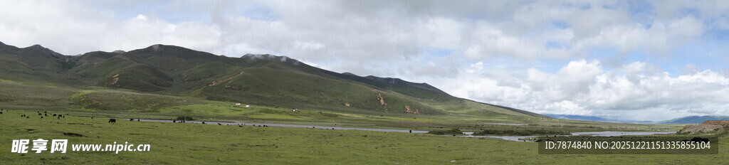 广袤草原上的蓝天白云