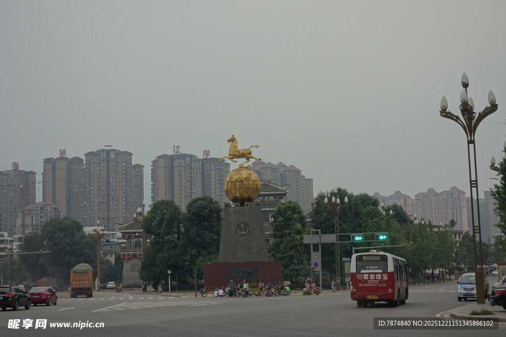 城市路口的金色雕塑景观