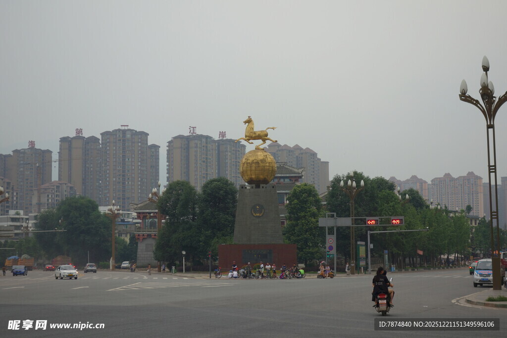 城市广场中的金色雕塑景观