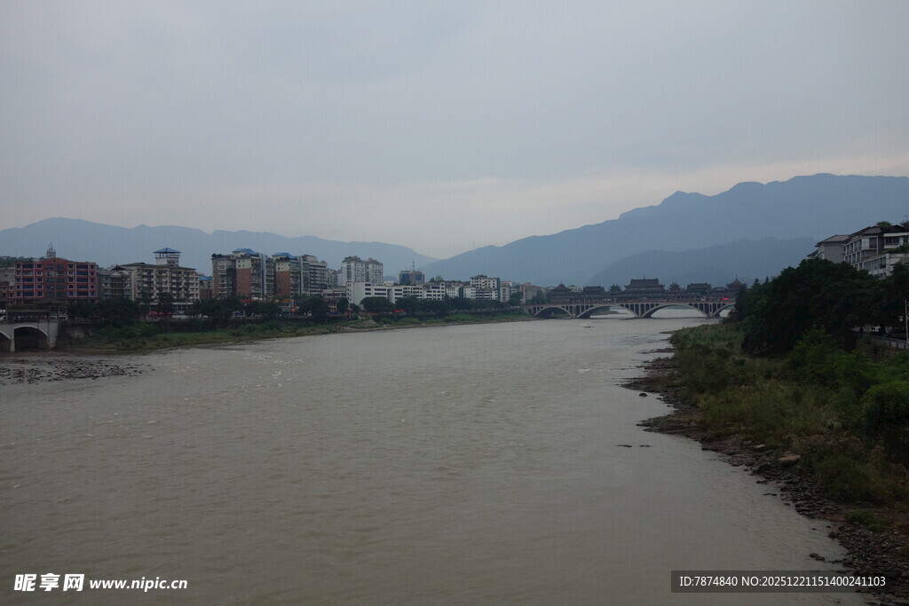 河畔城市风光远眺