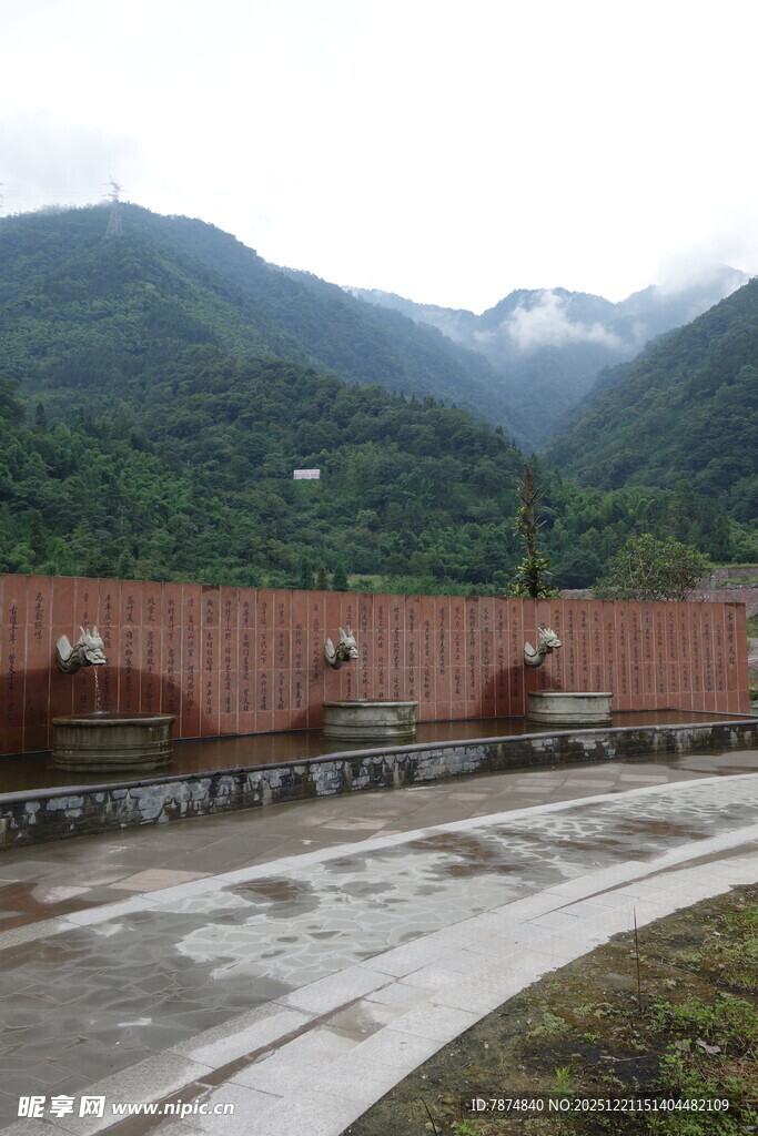 山间红墙旁的开阔道路