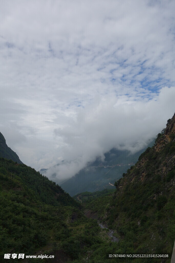 山间云雾缭绕的壮美景色