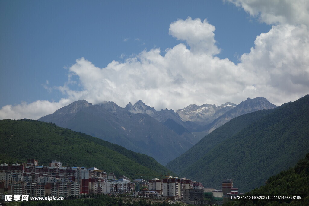 山间城镇蓝天白云下美景