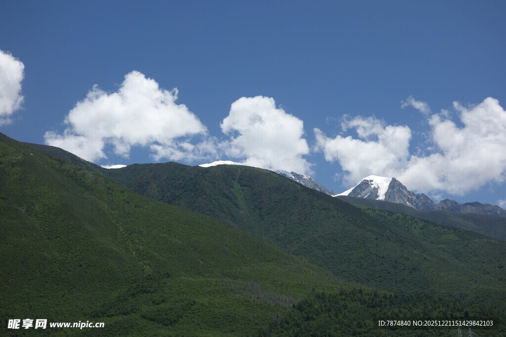 蓝天白云下的青翠山峦
