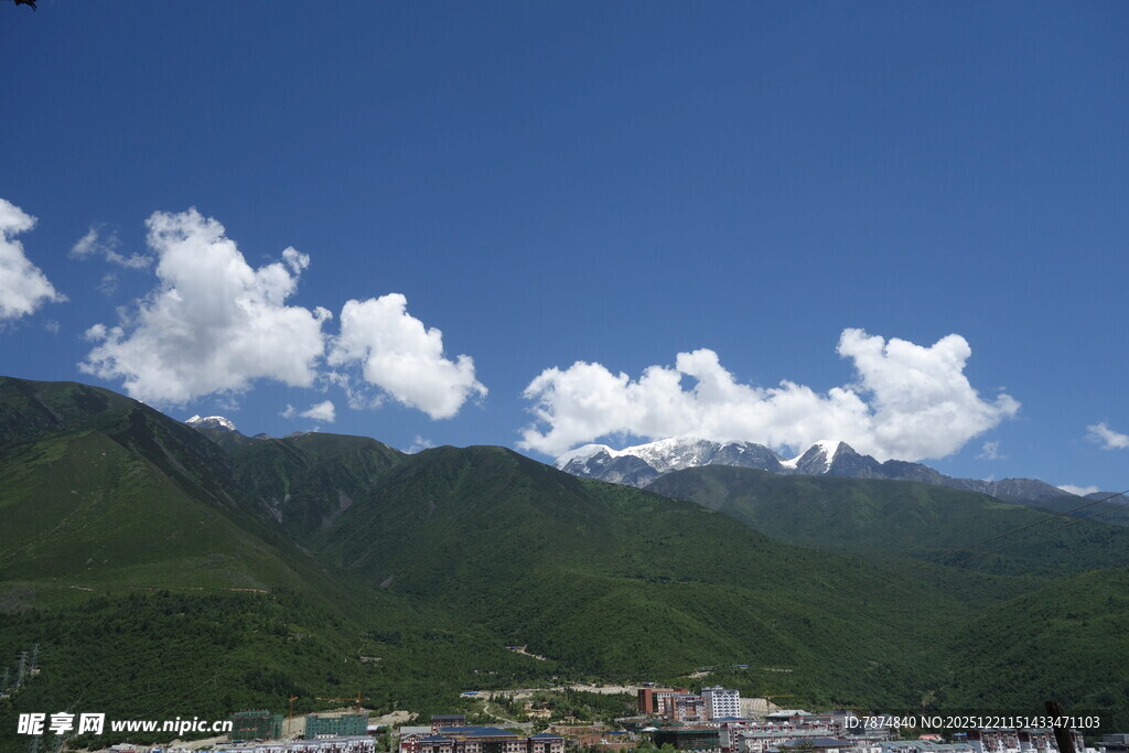 蓝天白云下的山峦美景