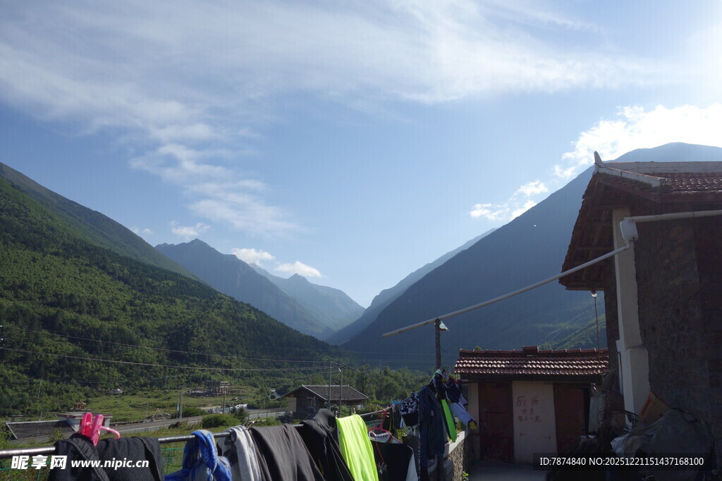 山间小屋旁的美丽风景