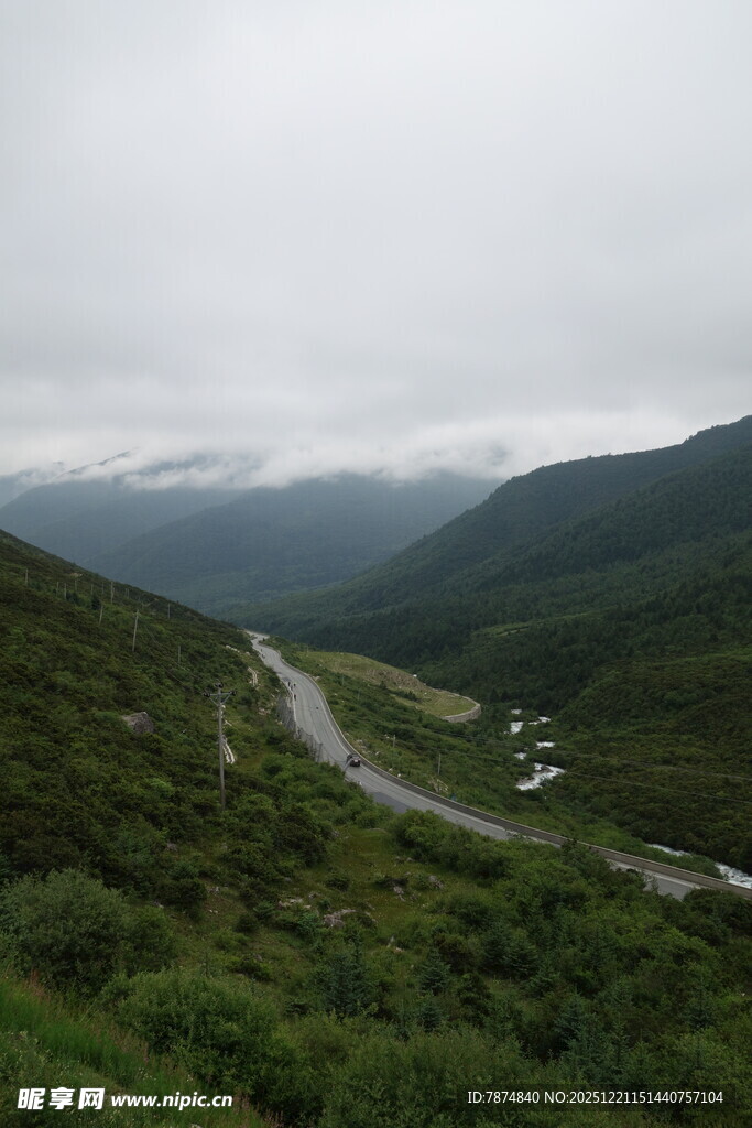 山间蜿蜒公路风景
