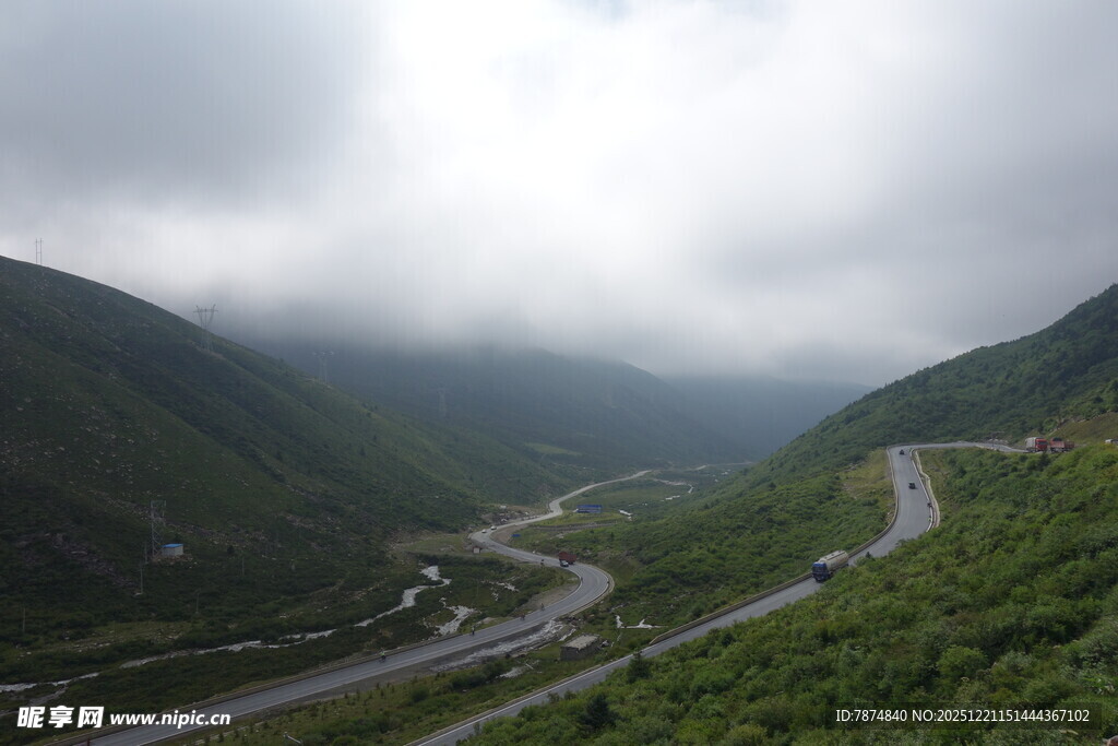 山间蜿蜒公路 云雾缭绕