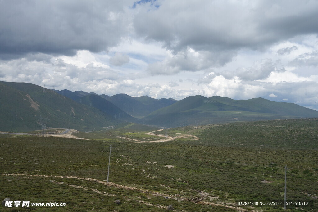 山间绿野 云下壮阔风景