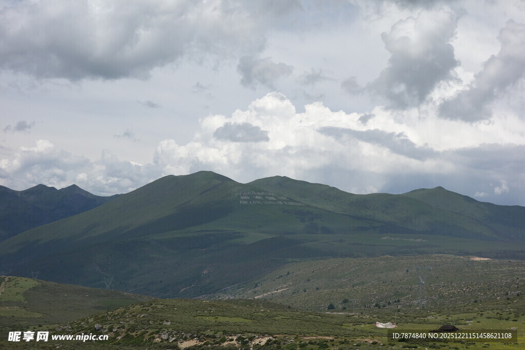 云雾缭绕的山峦美景