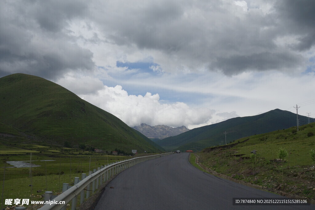 山间公路 云绕青山美景