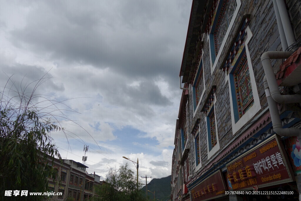 街道旁的多彩建筑