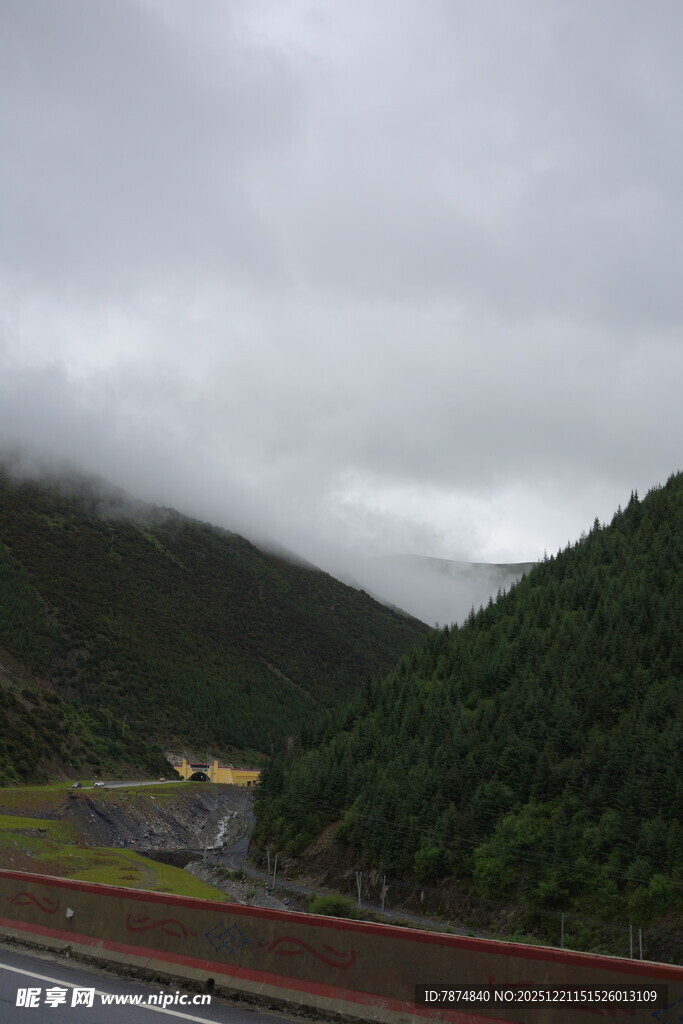 山间公路云雾缭绕风景图