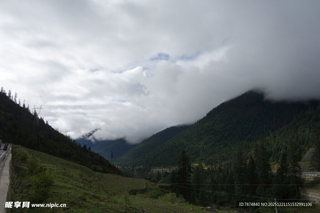 山间云雾缭绕的秀丽风景