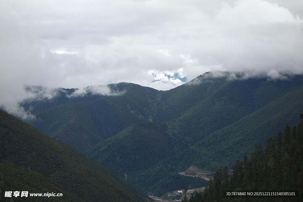 云雾缭绕的壮美山峦景色