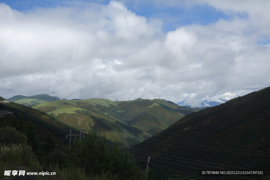 山间云景绿意盎然