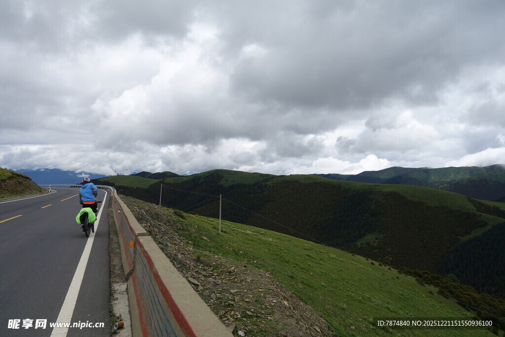 骑行者在山间公路上前行