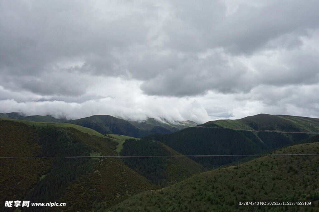 山峦间的厚重云层