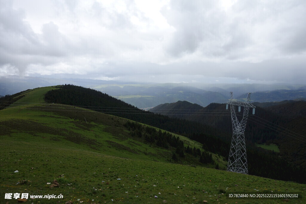 高山草甸与远方输电塔