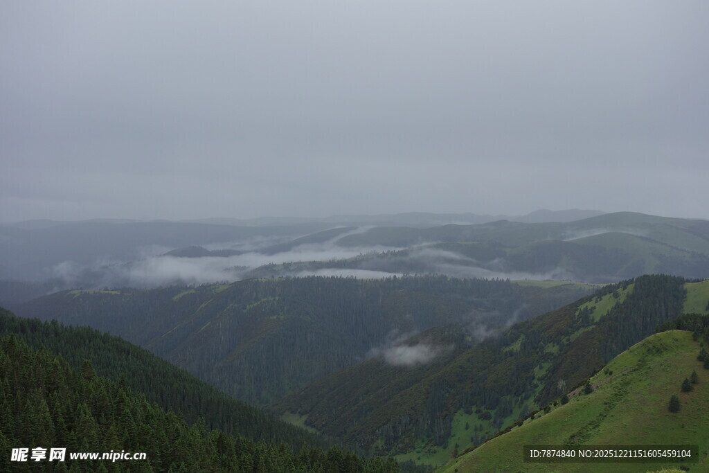 山间云雾缭绕的秀丽景致