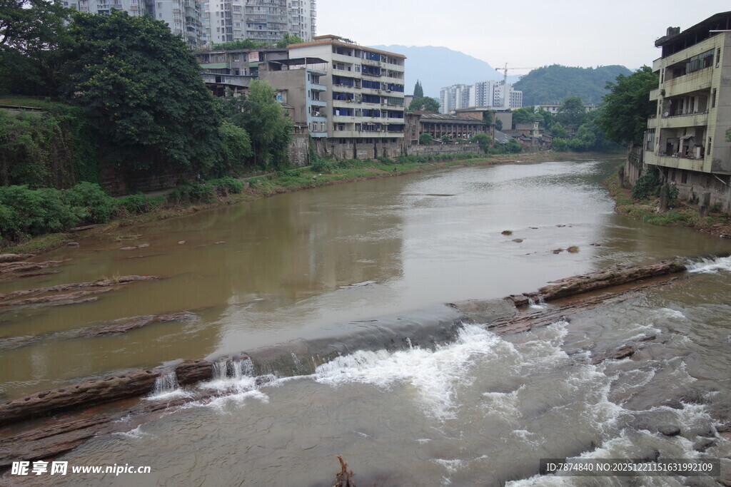 浑浊河流旁的城市景象