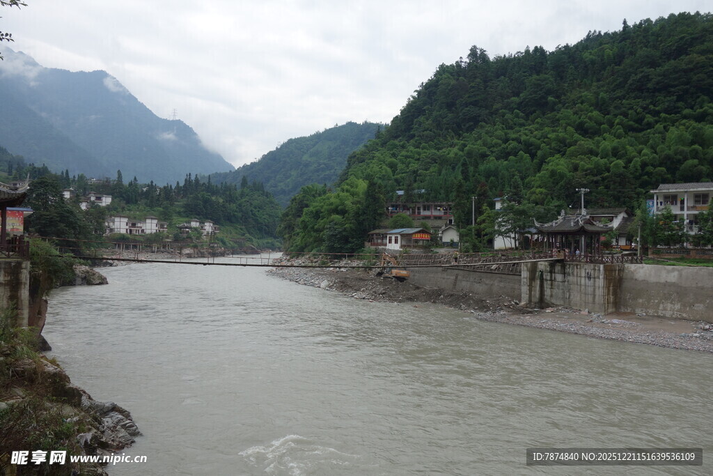 山间河畔村落美景